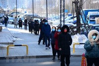 Người dân xếp hàng chờ xét nghiệm COVID-19 tại Trường Xuân, tỉnh Cát Lâm, Trung Quốc, ngày 20/3/2022. (Ảnh: THX/TTXVN).