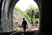 Công nhân đường sắt kiểm tra hạ tầng kết cấu chạy tàu trong hầm nhằm đảm bảo an toàn lưu thông của tàu hỏa. (Ảnh: Minh Sơn/Vietnam+).