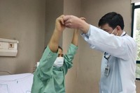 Bác sĩ hướng dẫn bệnh nhân tập luyện hậu Covid. (Ảnh: KT)