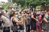 Du khách quốc tế du lịch Việt Nam với hộ chiếu vaccine. (Ảnh: Đoàn Hữu Trung/TTXVN).