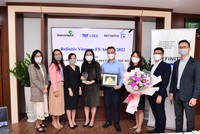 Đại diện Refinitiv trao Giải thưởng Refinitiv Vietnam FX Award cho đại diện Vietcombank – bà Hoàng Diễm Thùy – Trưởng phòng Kinh doanh vốn (thứ 5 từ phải sang) và bộ phận FX Vietcombank.