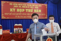 Đại biểu HĐND thành phố Bạc Liêu bỏ phiếu bãi nhiệm đại biểu HĐND thành phố đối với ông Lê Chí Hưởng tại kỳ họp thứ 5.