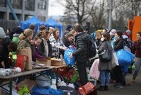 Phân phát đồ hỗ trợ cho người Ukraine sơ tán tránh chiến sự, tại Krakow (Ba Lan) ngày 26/2/2022. (Ảnh: PAP/TTXVN).