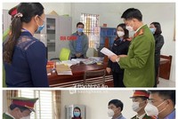 Tống đạt quyết định khởi tố đối với 2 bị can Lê Minh Tâm và Phạm Thị Thanh Thủy. (Nguồn: baonghean.vn)