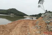 Diện tích lấn chiếm trái phép tại hồ Trại Trâu (Ảnh: Nhân Dân).