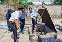 Kiểm tra, lấy mẫu xăng để kiểm nghiệm chất lượng. (Ảnh minh họa: TTXVN)