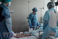 Nhân viên y tế điều trị cho bệnh nhân COVID-19 tại bệnh viện ở Sapporo, Nhật Bản. (Ảnh: AFP/TTXVN).