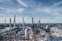 Giếng lọc dầu ở gần sông Irtysh ở Omsk, Tây Nam Siberia, Nga. (Ảnh: Nsenergy Business/TTXVN).