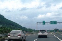 Phương tiện lưu thông trên tuyến cao tốc Nội Bài-Lào Cai. (Ảnh: Việt Hùng/Vietnam+).