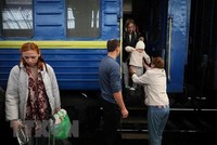 Người dân Ukraine sơ tán từ thành phố Mariupol tới Lviv. (Ảnh: AFP/TTXVN).