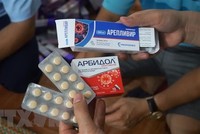 Một số loại thuốc điều trị COVID-19 không rõ xuất xứ bị lực lượng chức năng Hà Nội thu giữ. (Ảnh: TTXVN phát)