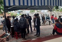 Chính quyền huyện Hòa Vang, Đà Nẵng xác nhận, số lượng hồ sơ giao dịch đất đai tại bộ phận một cửa của huyện Hòa Vang trong ngày 4/4 và 5/4 tăng đột biến dẫn đến ùn ứ.