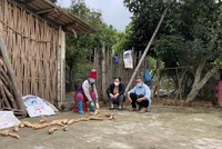 Cán bộ xã Đại Dực, huyện Tiên Yên (giữa) tuyên truyền đến người dân về phương án sắp xếp, sáp nhập 2 thôn Khe Quang, Khe Léng. (Nguồn: baoquangninh.com.vn)