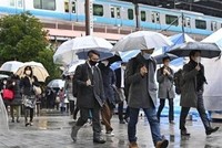 Người dân đeo khẩu trang phòng lây nhiễm COVID-19 tại Tokyo, Nhật Bản. (Ảnh: Kyodo/TTXVN)