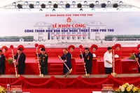 Chủ tịch nước Nguyễn Xuân Phúc cùng lãnh đạo Đảng, Nhà nước, tỉnh Phú Thọ khởi công công trình Nhà văn hóa nghệ thuật tỉnh Phú Thọ (Ảnh: Hương Giang).