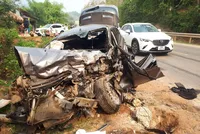 Hình ảnh vụ tai nạn giao thông chiều 11/4 tại tỉnh Sơn La khiến 1 người tử vong, 2 người bị thương.