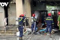 Lực lượng phòng cháy chữa cháy tiến hành dập lửa.