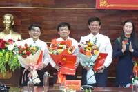 Bà Bùi Thị Quỳnh Vân, Bí thư Tỉnh uỷ, Chủ tịch HĐND tỉnh Quảng Ngãi trao Quyết định và tặng hoa chúc mừng các cá nhân nhận nhiệm vụ mới.