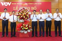 Hai tân lãnh đạo Sở Du lịch (đứng bên trái) nhận hoa chúc mừng từ lãnh đạo tỉnh Lào Cai.