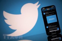 Biểu tượng Twitter trên màn hình điện thoại thông minh và máy tính bảng. (Ảnh: AFP/TTXVN).