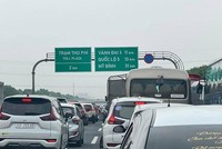 Tình trạng tắc nghẽn trước trạm thu phí trên quốc lộ 5B, cao tốc Hà Nội-Hải Phòng, được các tài xế phản ánh chiều 24/5 trên diễn đàn OFFB.