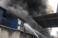 Lực lượng chức năng thực hiện phòng cháy, chữa cháy. (Ảnh: TTXVN).