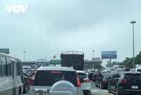 Tình trạng tắc nghẽn trước trạm thu phí trên cao tốc Hà Nội-Hải Phòng, được các tài xế phản ánh chiều 24/4.