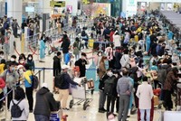 Do nhu cầu đi lại hàng không tăng cao dịp nghỉ lễ 30/4-1/5, hành khách cần chủ động chuẩn bị đầy đủ giấy tờ tùy thân, lên sớm trước giờ bay, xếp hàng vào soi chiếu an ninh để kịp giờ khởi hành.