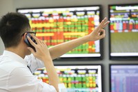 Theo các chuyên gia, thị trường điều chỉnh ban đầu do yếu tố định giá, sau đó giảm sâu hơn do các yếu tố ngoài thị trường, hiện nhiều cổ phiếu đang có mức giá rất tốt để đầu tư.