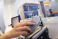 Tháng 4/2022, thị trường chứng khoán sụt giảm, nhưng ghi nhận ở một số công ty chứng khoán, số tiền nhà đầu tư rút ra khỏi tài khoản là không đáng kể.