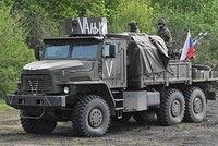 Xe quân sự Nga tiến theo hướng Kharkov, Ukraine. Ảnh: Sputnik..