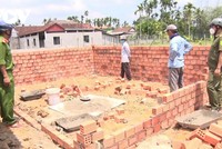 Lực lượng chức năng thị xã Đức Phổ ngăn chặn một trường hợp xây nhà trên tuyến cao tốc Bắc- Nam chờ đền bù.