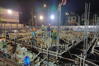 Đội ngũ thi công vẫn đang ngày đêm hoạt động để theo kịp tiến độ đề ra.