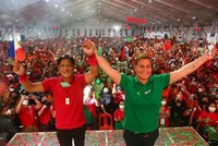 Cựu Thượng nghị sĩ Philippines Ferdinand Marcos J và Thị trưởng Davao, Sara Duterte trong chiến dịch tranh cử. Nguồn: Manila Buletin.