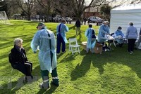 Nhân viên y tế lấy mẫu xét nghiệm COVID-19. (Ảnh: AFP/TTXVN).