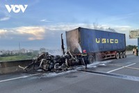 Cabin xe đầu kéo bị lửa thiêu rụi hoàn toàn.