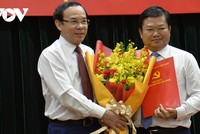 Ông Nguyễn Văn Nên trao quyết định cho ông Lê Văn Thinh (ảnh: Hà Khánh).