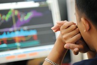 Việc cổ đông nội bộ tranh thủ chốt lời khiến nhà đầu tư nghi ngờ triển vọng của doanh nghiệp.