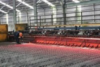 Công ty cổ phần thép Việt Đức sản xuất các sản phẩm thép xây dựng. (Ảnh: Nguyễn Trọng Lịch/TTXVN).