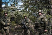 Binh sỹ Phần Lan tham gia một cuộc tập trận chung với Anh, Latvia, Estonia và Mỹ. Ảnh: AFP.