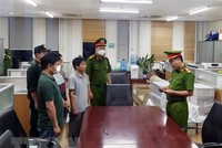 Lực lượng chức năng đọc lệnh bắt các bị can liên quan đến vụ án xảy ra tại Bệnh viện Đa khoa Đồng Nai, Công ty AIC và các đơn vị liên quan. (Ảnh: Phạm Kiên/TTXVN)