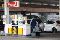 Người dân bơm xăng cho phương tiện tại một trạm xăng ở Berlin, Đức, ngày 11/5/2022. (Ảnh: THX/TTXVN).