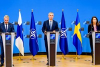 Tổng Thư ký NATO Stoltenberg (giữa) và nữ Ngoại trưởng Thụy Điển Ann Linde cùng Ngoại trưởng Phần Lan Pekka Haavisto. Ảnh: NATO.