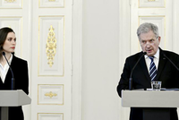 Tổng thống Phần Lan Sauli Niinisto (phải) và Thủ tướng Sanna Marin (trái). Ảnh: Getty Images.
