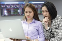 Nên tính chuyện đầu tư vào doanh nghiệp hơn là đầu tư vào cổ phiếu.