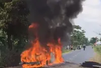 Chiếc xe bốc cháy dữ dội, rất may cả gia đình anh H đã kịp thoát ra ngoài.