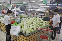 Người dân mua sắm tại siêu thị Winmart. (Ảnh: Trần Việt/TTXVN)