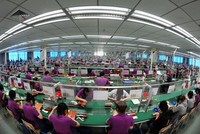 Công nhân làm việc trong một nhà máy sản xuất điện tử ở tỉnh An Huy, miền Đông Trung Quốc. Ảnh: AFP/TTXVN