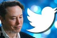 Tỷ phú Elon Musk và biểu tượng Twitter. (Ảnh: Finnews24/TTXVN).
