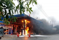 Hai cột bơm xăng tại Cửa hàng Xăng dầu số 21 thuộc Công ty Xăng dầu tỉnh Thừa Thiên Huế bốc cháy sau khi bị một ô tô đâm vào.